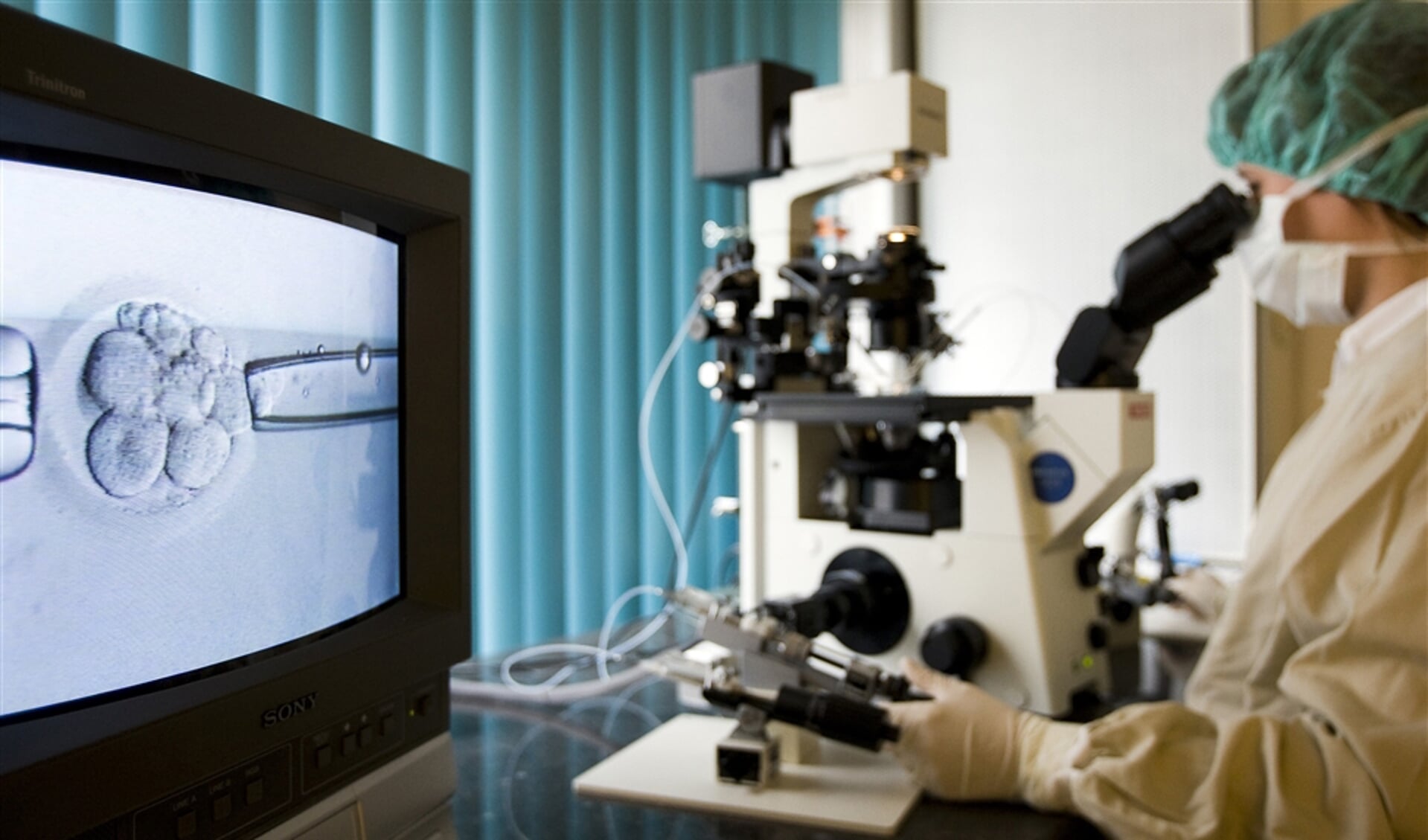 Een onderzoeker op de ivf-afdeling van het academisch ziekenhuis Maastricht is bezig met apparatuur voor embryoselectie.