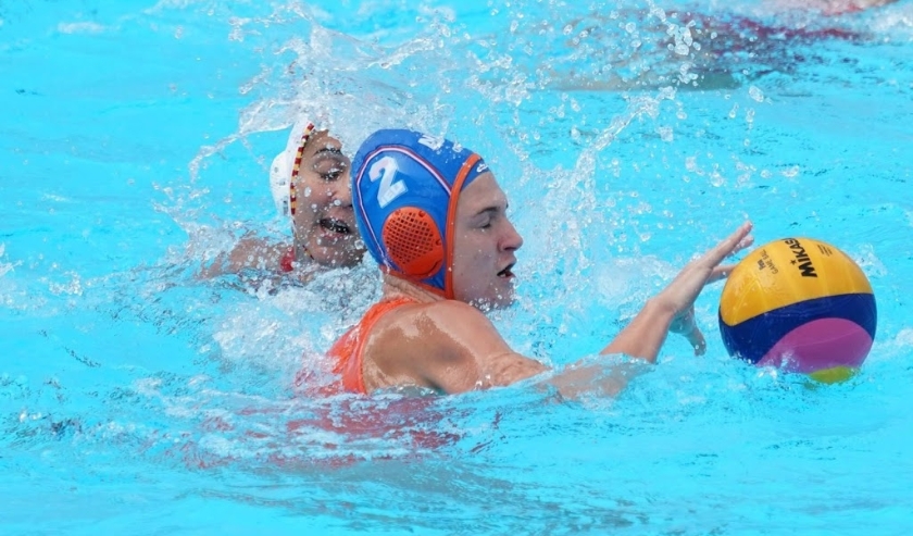2019-07-22 17:04:19 epa07732967 Maud Megens of Netherlands (R) in action against Paula Crespi Barriga of Spain (L) during their Women's Water Polo quarter final match of the FINA Swimming World Championships 2019 in Gwangju, South Korea. 22 July 2019. E ( beeld anp)