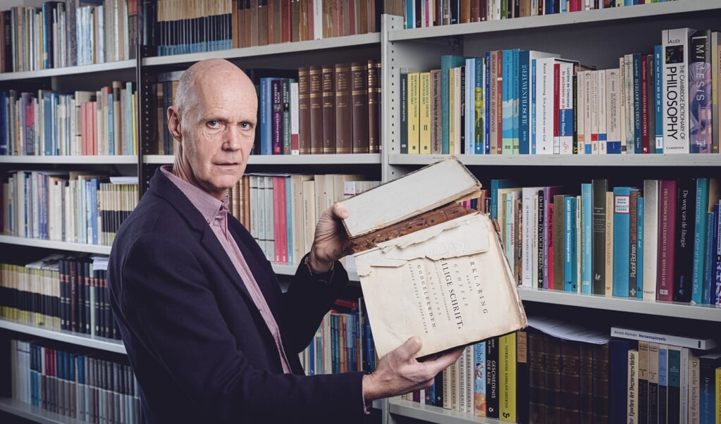 Dominee Bert Loonstra uit Gouda beschreef zijn verlangen naar kerkelijke eenheid en vraagt zich af: is de kerk van nu vergelijkbaar met een oud boek dat uit elkaar valt? (beeld Joost Hoving)