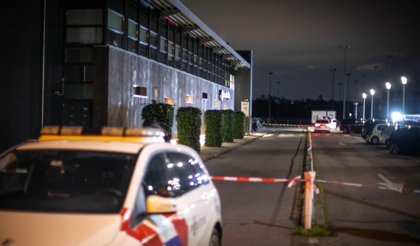2019-12-12 19:12:08 AMSTELVEEN - Politie doet onderzoek op de Escapade, nadat hier iemand is doodgeschoten. De omgeving is ruim afgezet, over de identiteit van het slachtoffer is nog niets bekend. ANP LAURENS BOSCH ( beeld anp)