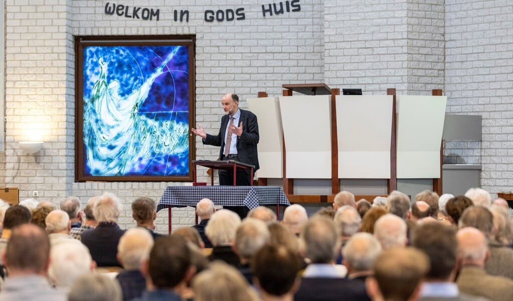 Henk van den Belt, zaterdag in Bunschoten tijdens de Landelijke bezinningsdag van de bezinningsgroep Man, Vrouw en Ambt. ‘Ik druk u op het hart om niet te scheuren.' (beeld André Dorst)
