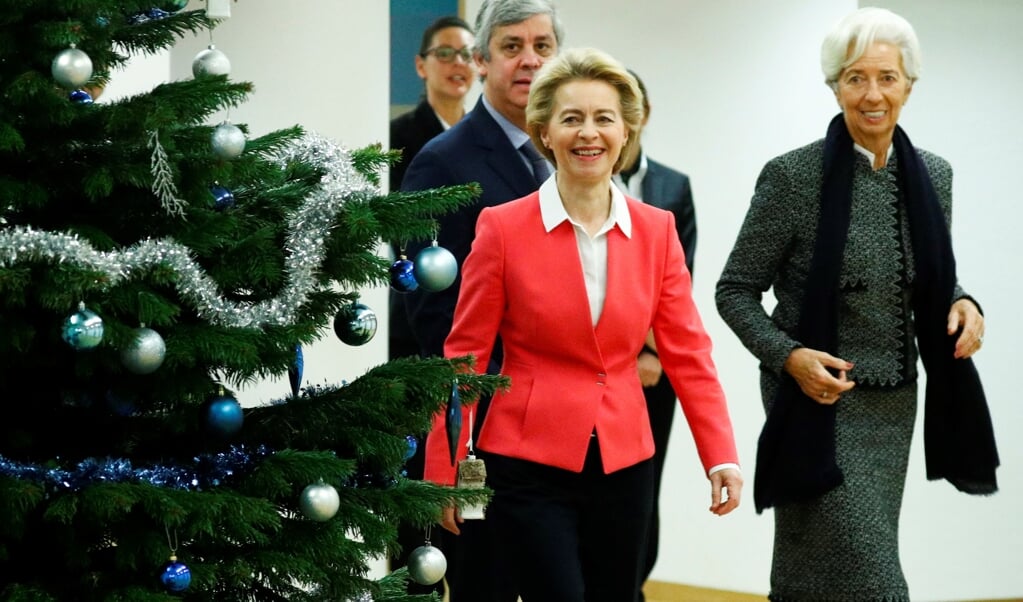 Christine Lagarde (rechts), de nieuwe voorzitter van de Europese Centrale Bank arriveert in Brussel voor een ontmoeting met onder anderen Ursula von der Leyen, voorzitter van de Europese Commissie. ( beeld AFP)