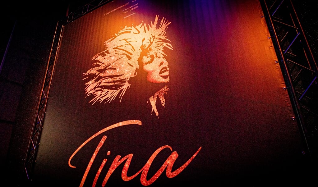 Een groot spandoek sierde onlangs de castpresentatie van Tina, de Tina Turner Musical in het Beatrix Theater. ( beeld Levin den Boer)