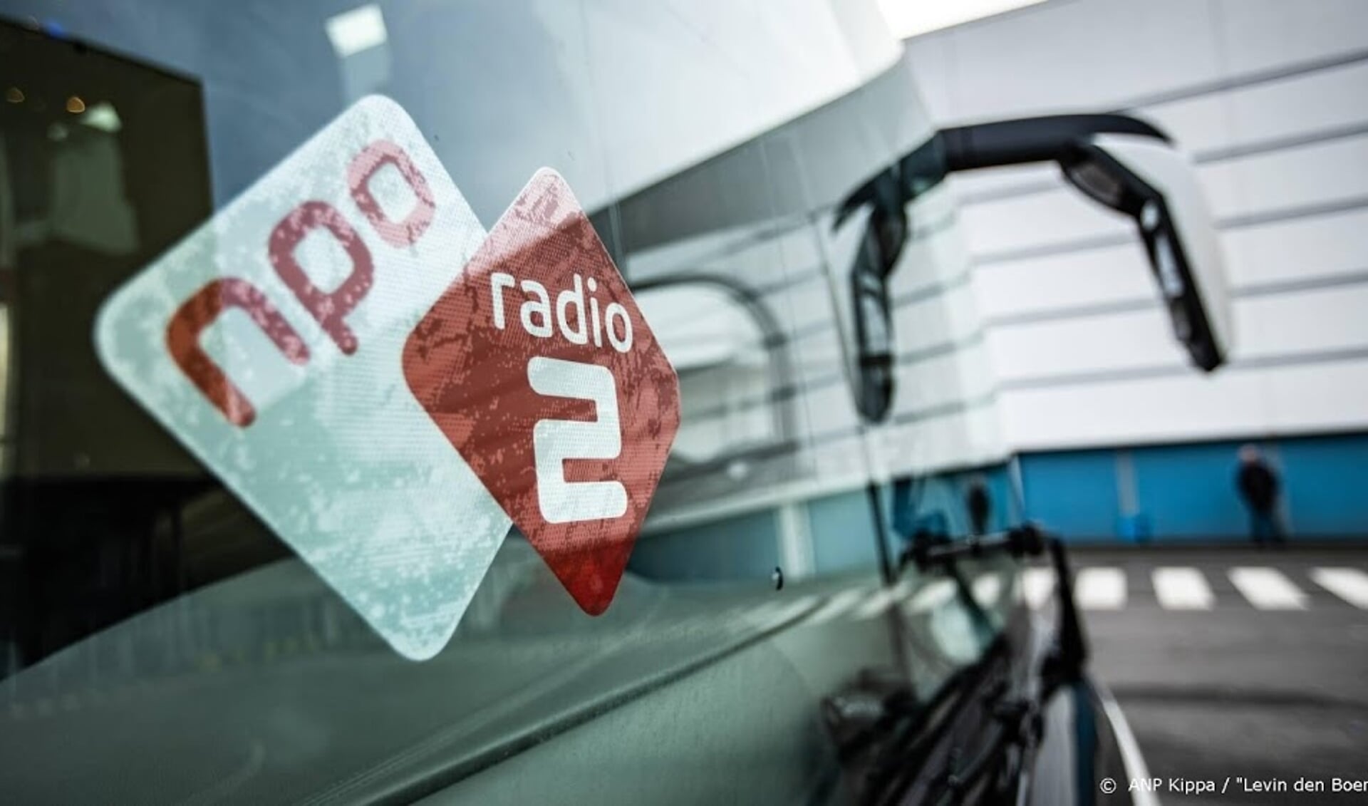 2018-12-01 12:52:25 UTRECHT - NPO Radio 2 dj's Wouter van der Goes en Frank van 't Hof tijdens de opening van de Top 2000 Stembus. In de bus kunnen luisteraars stemmen op hun favoriete lied. ANP KIPPA LEVIN DEN BOER