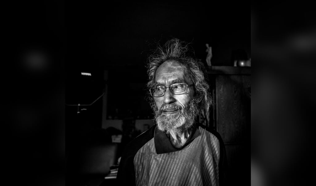 Hendrik Tahapary: een 83-jarige kranten- en postbezorger. Een deel van zijn woonkamer is ingericht als postsorteercentrum. (beeld Carel Schutte)