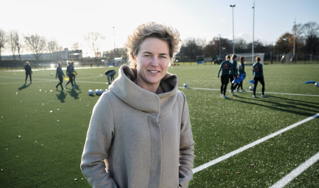 Daphne Koster: 'We willen hier een voetbalacademie beginnen waar ook talenten van andere clubs een paar keer per maand kunnen trainen.' ( beeld Dick Vos)