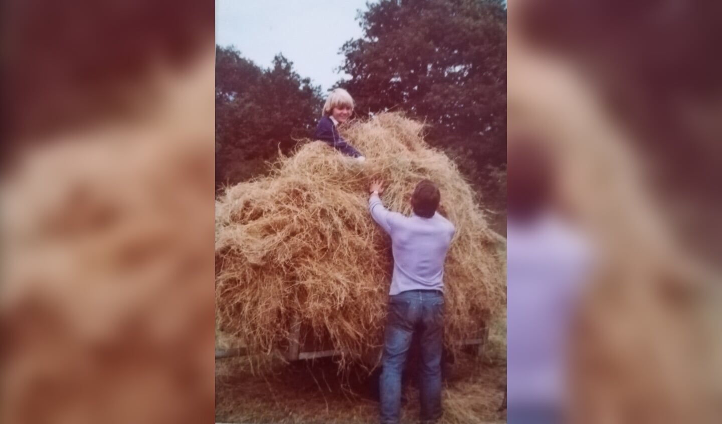 'Ik wilde vroeger boerin worden. Hier ben ik aan het hooien met mijn vader in Handel, Noord-Brabant. Het verlangen om buiten te zijn op de boerderij is er nog steeds; het raakt aan mijn ziel. Ik heb me als tiener opgegeven voor de landbouwschool, maar daa