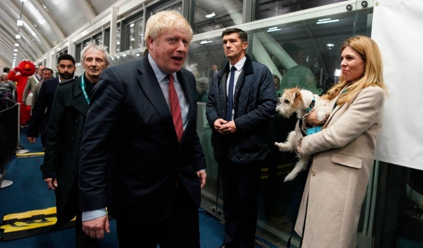 2019-12-13 23:44:25 epa08067482 British Prime Minister Boris Johnson (L) and Carrie Symonds (R) arrive to view the vote count results for Uxbridge and South Ruislip constituency at Brunel University during the general elections in London, Britain, 13 Dece ( beeld anp)