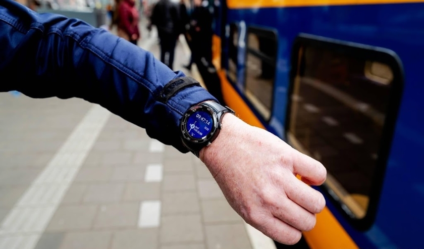 2019-05-06 09:45:05 AMERSFOORT - Een conducteur van de NS met een smartwatch. Het hulpmiddel wordt onder conducteurs van de NS uitgedeeld en moet eraan bijdragen dat een trein op de seconde nauwkeurig kan vertrekken en de samenwerking tussen collegae verb ( beeld anp)