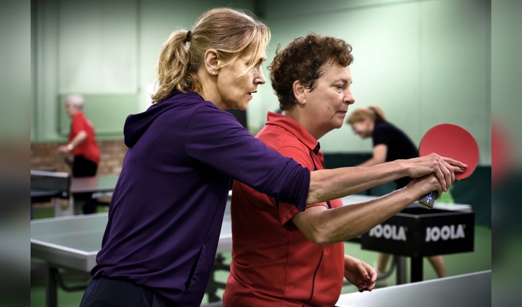 Bettine Vriesekoop tijdens een workshop bij Tafeltennisvereniging TTC De Kluis in Geleen. De groep bestond voornamelijk uit ouderen. Door haar enthousiasme en passie is het voor de deelnemers een boeiende workshop. ( beeld Franco Gori)