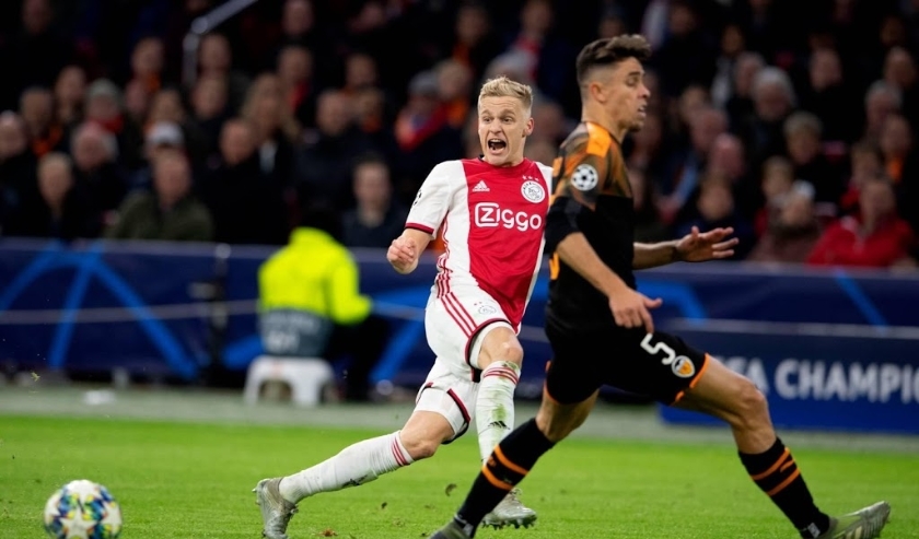 2019-12-10 22:11:22 AMSTERDAM - Donny van de Beek van Ajax in duel met Gabriel Paulista van Valencia. . Ajax verliest in de Champions League met 1-0 van Valencia. ANP OLAF KRAAK ( beeld anp)