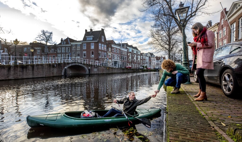 In het water op het Rapenburg wordt plastic gelokaliseerd, weggehaald en in de app gezet. ( beeld Raymond Rutting)