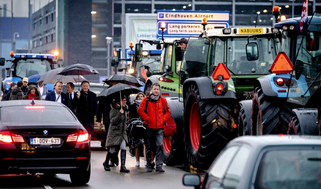 Passagiers van en naar Eindhoven Airport ondervinden grote hinder van boeren die met tractoren richting de luchthaven zijn opgestoomd. Eerder waren de boeren in Den Bosch om te protesteren bij het provinciehuis tegen het huidige stikstofbeleid. (beeld anp / Sander Koning)