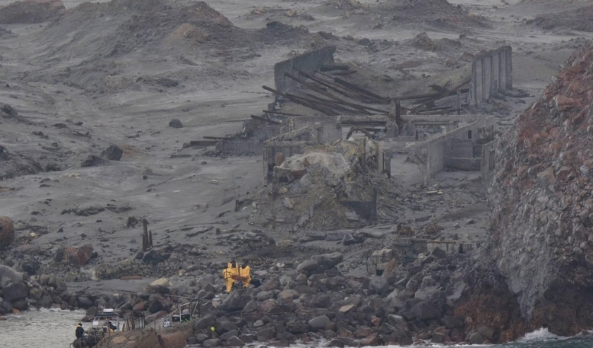 2019-12-13 00:00:00 epa08068383 A handout photo made available by the Royal New Zealand Navy (RNZN) shows RNZN search personnel during a recovery operation on White Island (Whakaari), New Zealand, 13 December 2019. According to media reports, a total of 1 ( beeld anp)