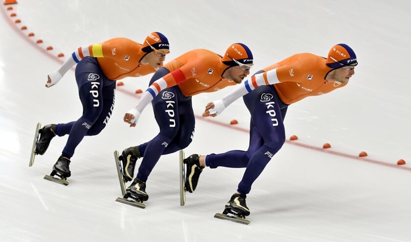 Het schaatstrio Sven Kramer, Douwe de Vries en Marcel Bosker op het ijs bij de WK afstanden. De Nederlandse mannenploeg heeft de wereldtitel op de achtervolging geprolongeerd. (beeld anp / Soenar Chamid)