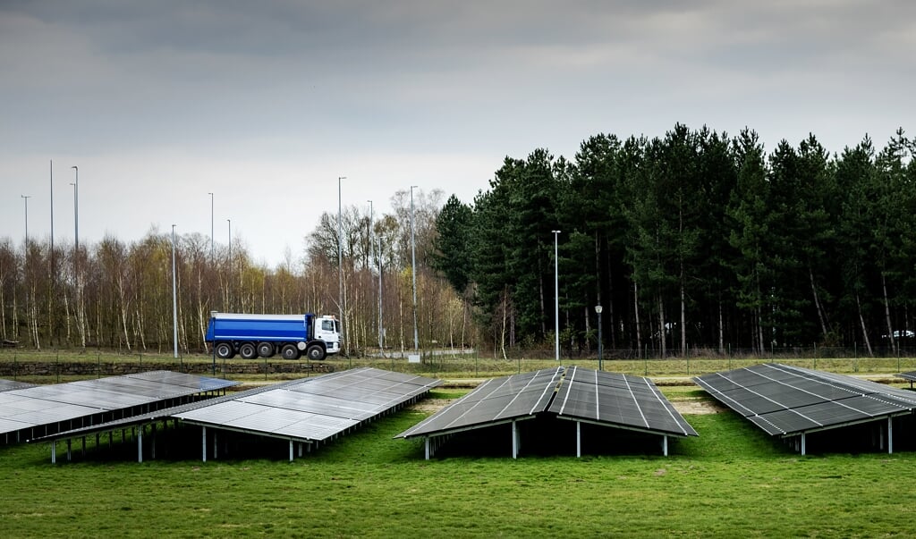 Het Zonnepark Welschap op de vliegbasis van de Koninklijke Luchtmacht in Eindhoven. Het zonnepark telt ruim tienduizend zonnepanelen. (beeld anp / Robin van Lonkhuijsen)