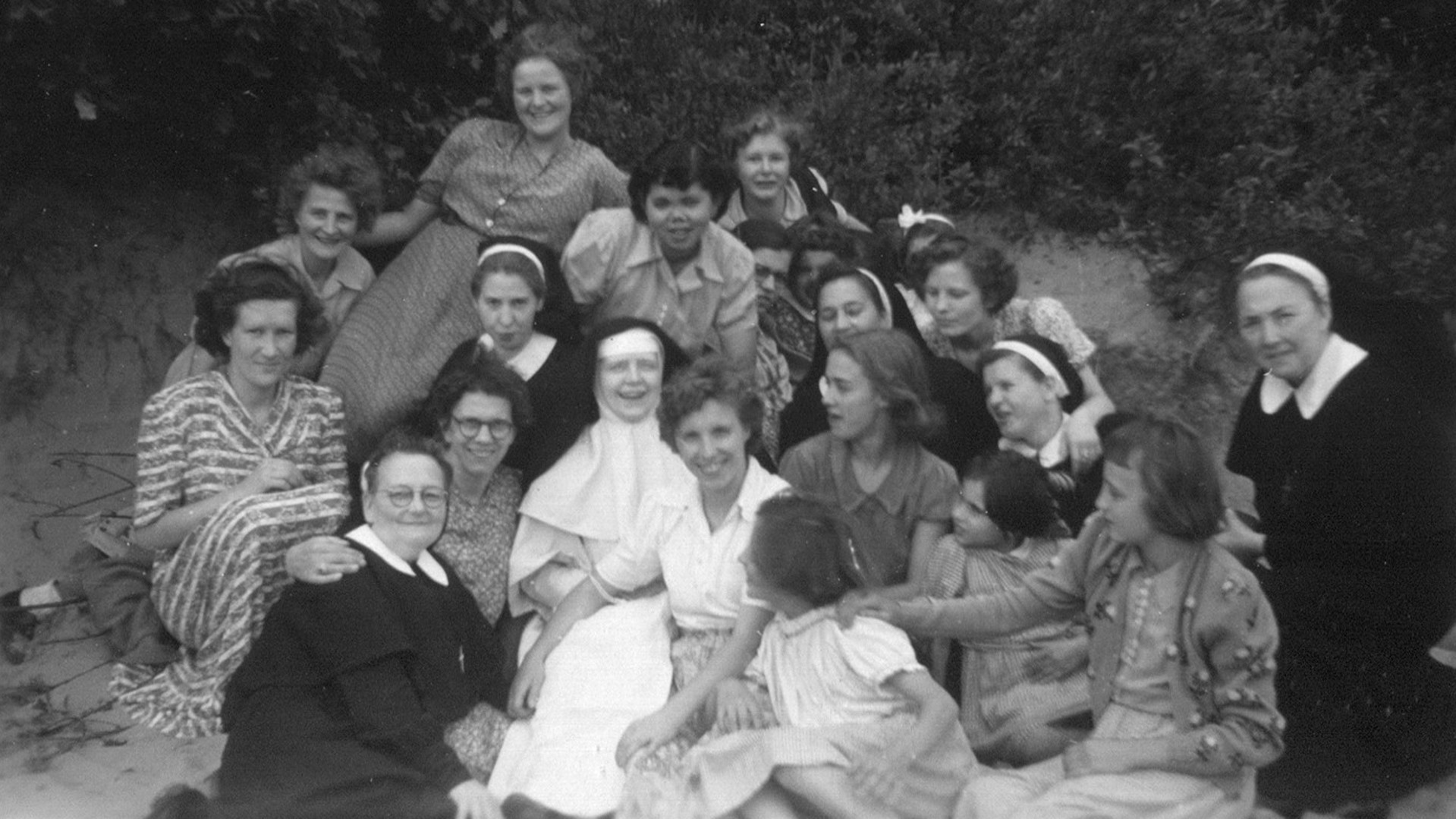 Een groepsfoto van meisjes en zusters van De Goede Herder uit 1954.
