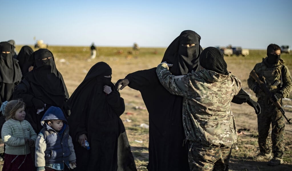 Vrouwen en kinderen die in 2019 het ISIS-gebied in Oost-Syrië verlaten, worden opgevangen door de Koerden. Ook de Koerden zeggen dat deze vrouwen zich voornamelijk hebben beziggehouden met huishoudelijke taken. (beeld afp / Delil Souleiman)