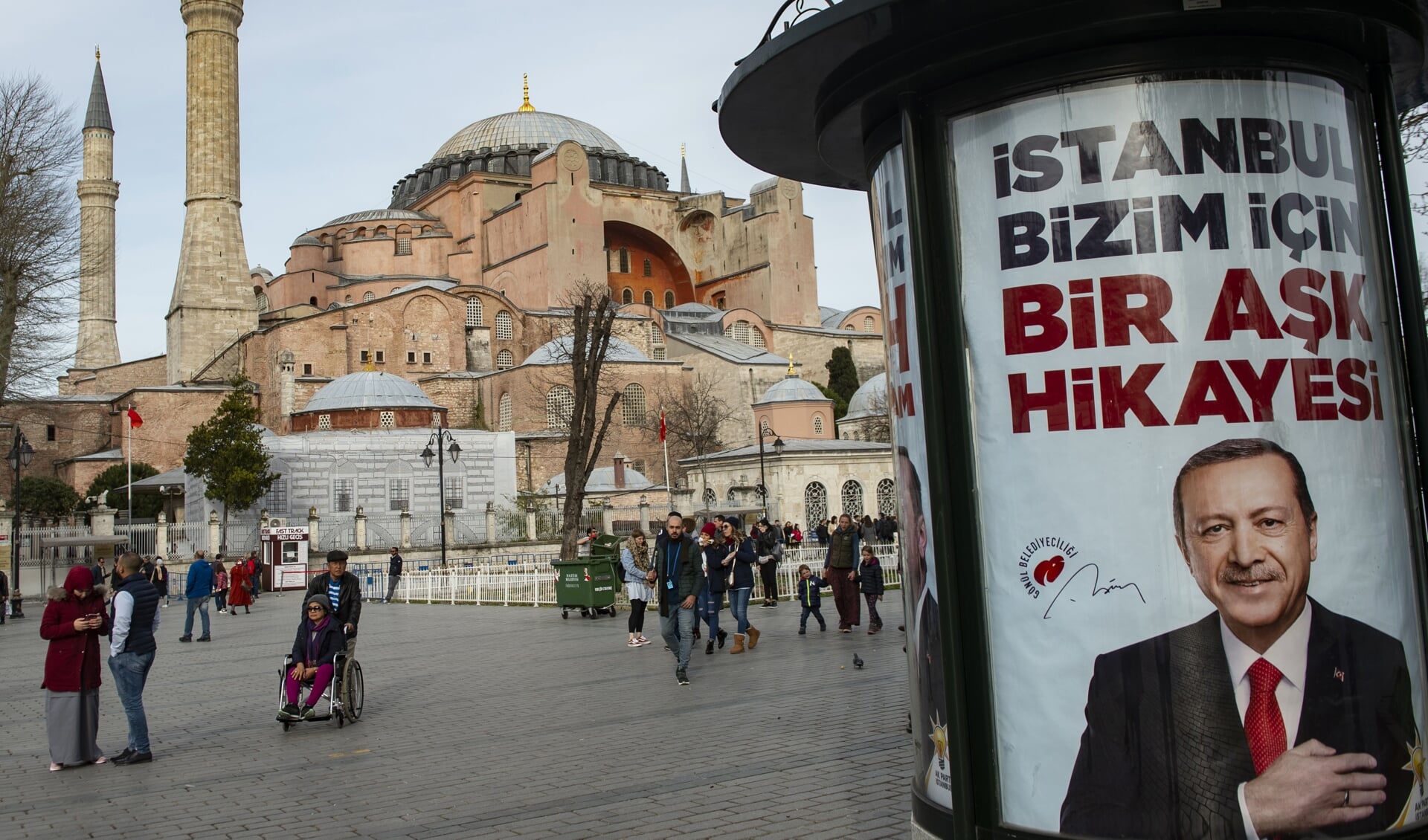 De Hagia Sophia in Istanbul met een verkiezingsposter van president Recep Tayyip Erdogan in maart 2019. 'Istanboel is een liefdesverhaal voor ons', zegt de slogan.