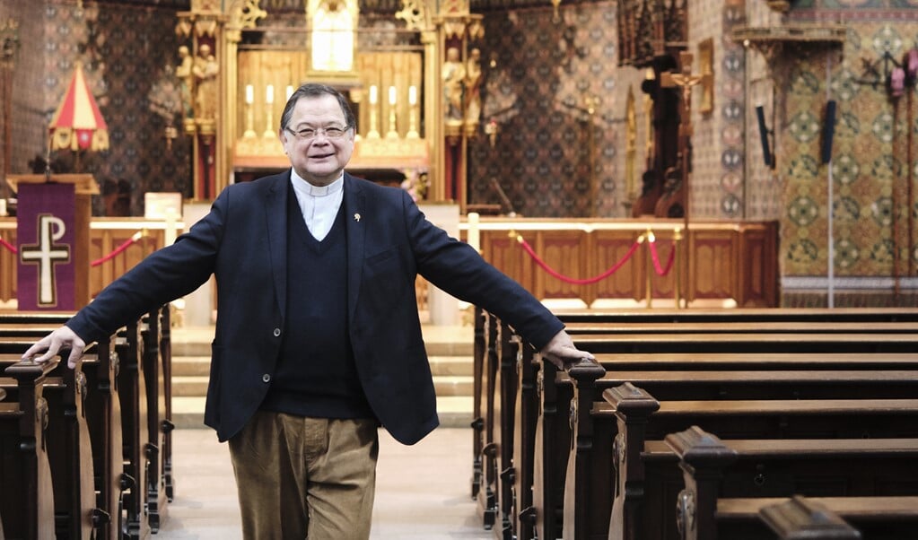 Pastoor Ton Huitink in de Basiliek van Onze-Lieve-Vrouw-ten-hemelopneming in Zwolle, het eucharistisch centrum van de fusieparochie. (beeld Dick Vos)