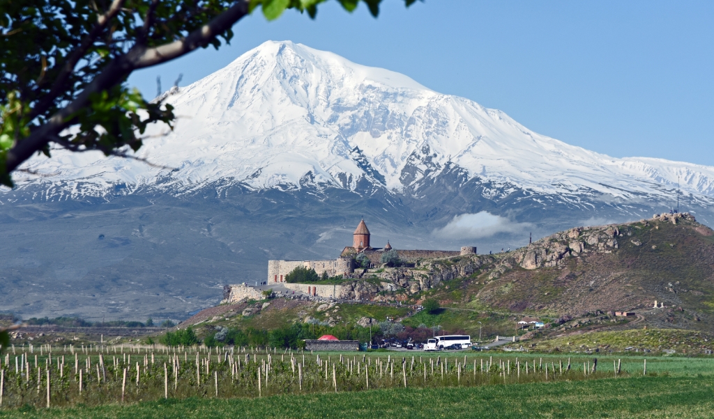 De Ararat met aan zijn voet het klooster Khor Virap.  