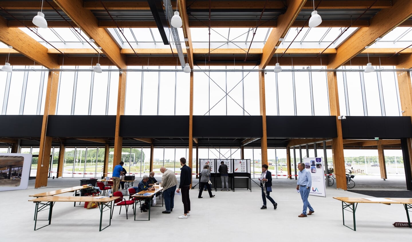 Bij recente verkiezingen diende de nieuwe, ruime, terminal van vliegveld Lelystad Airport als stembureau.