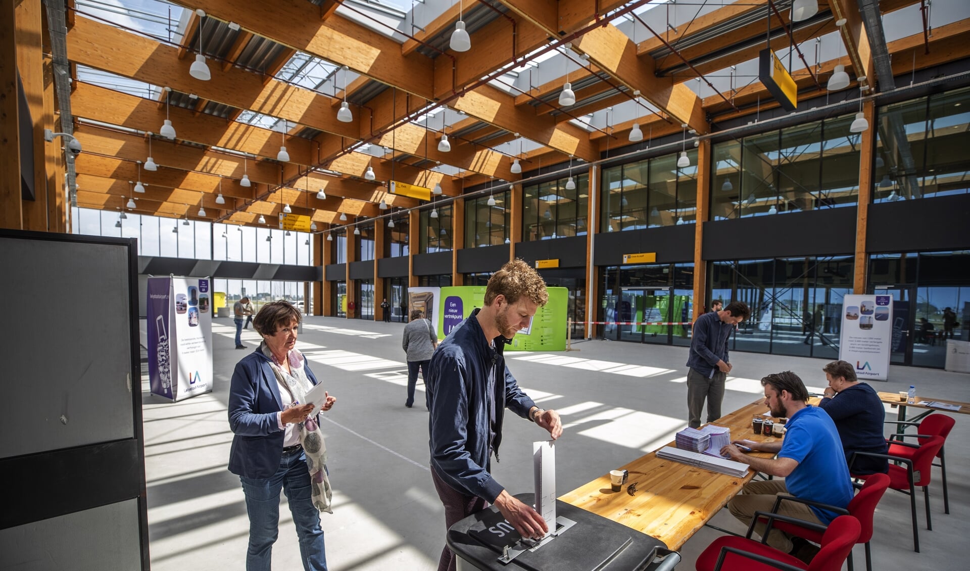 Een nieuwe terminal van vliegveld Lelystad staat er al. Bij de Europese verkiezingen in mei vorig jaar was het een stembureau.