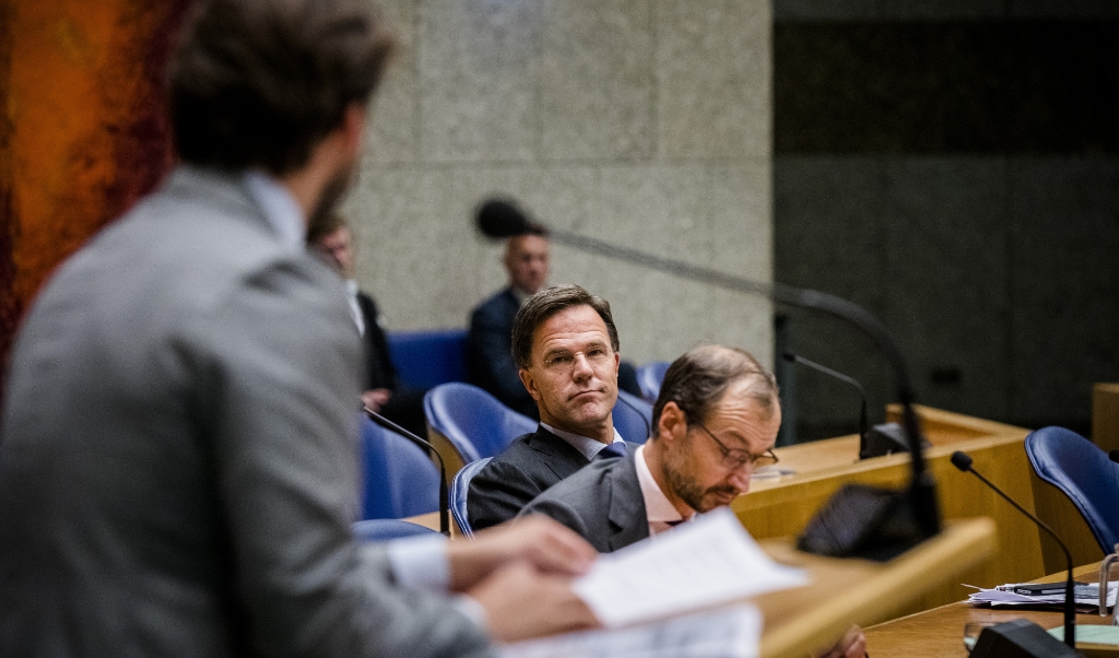 Premier Rutte en Thierry Baudet van Forum voor Democratie tijdens een Kamerdebat.   (beeld anp / Bart Maat)