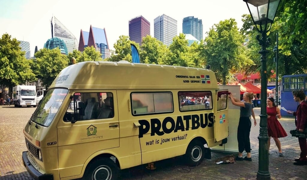 De ‘proatbus’, waarmee geestelijk verzorgers slachtoffers van de aardbevingen
in de provincie Groningen opzoeken.  (beeld nd)