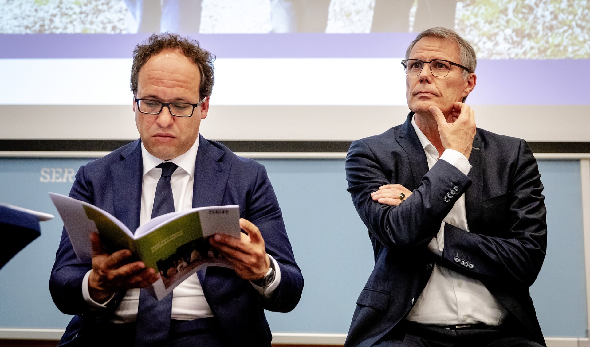 Minister Koolmees (links) en Han Busker, voorzitter van de FNV, tijdens de presentatie van de vernieuwing van het pensioenstelsel.