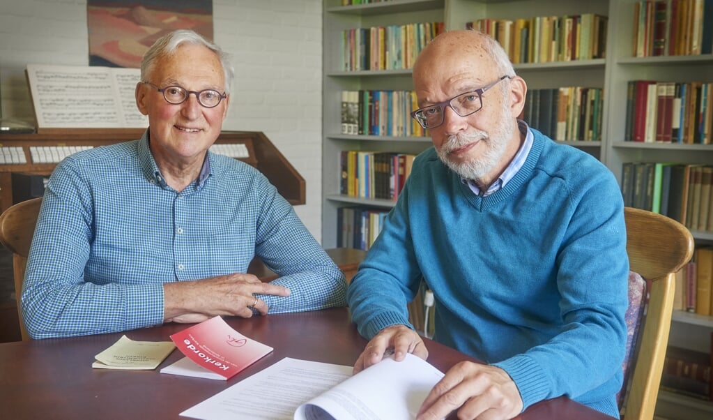 Jan van Dijk (links) en Kornelis Harmannij werkten aan de nieuwe kerkorde.  (beeld van assendelft)