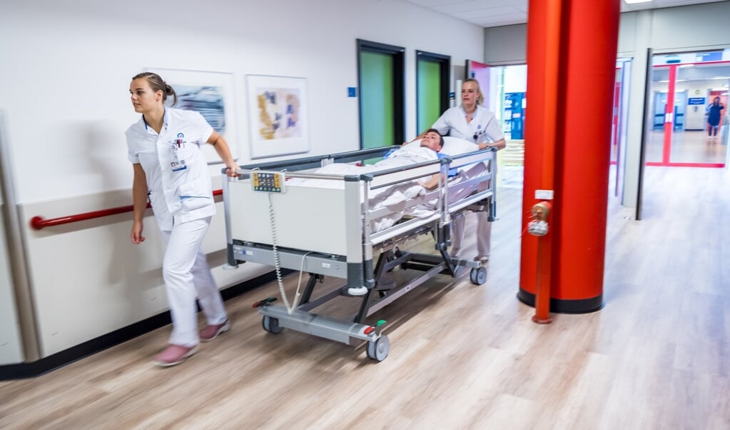 Arbeidsmigratie kan een oplossing zijn voor krapte in de zorgsector. Maar zorg eerst voor meer waardering voor dit werk, vindt Leo Lucassen. (beeld anp)