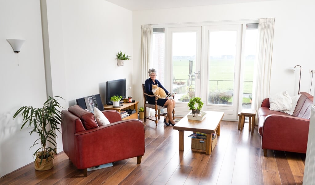 Aafke Wierenga in haar woonkamer: ‘Ik heb hier een echt buitengevoel, alsof je op het platteland woont.' (beeld Niek Stam)