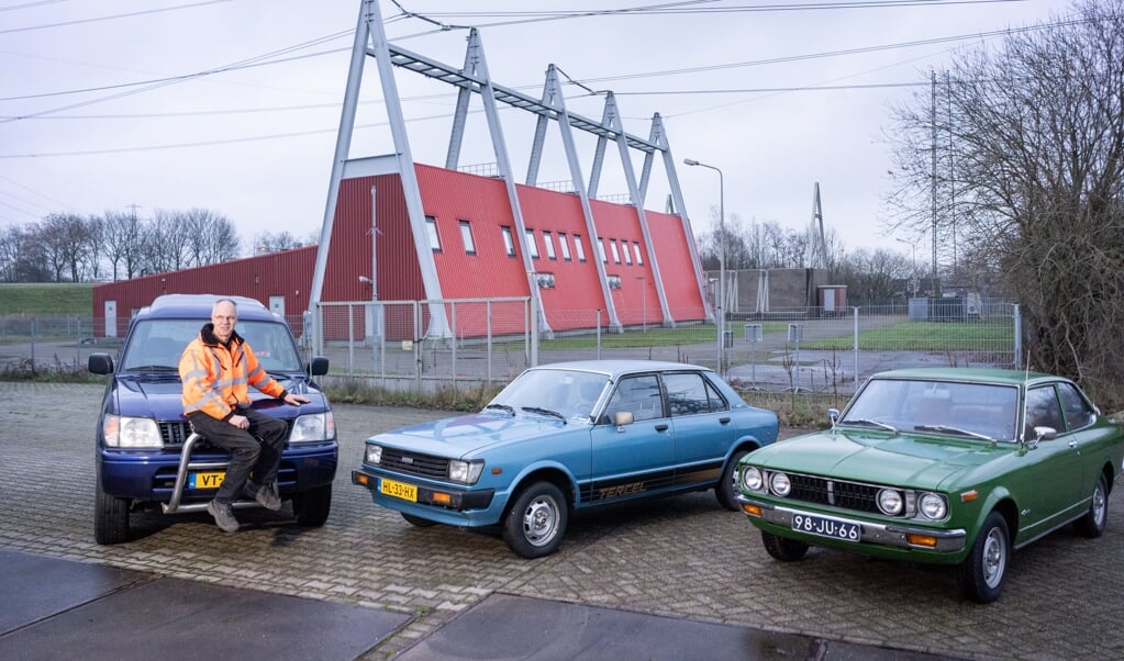 In Trijnco's garage staan een Toyota Landcruiser 90, een blauwe Tercel youngtimer uit 1982, en een groene Carina uit 1976. ( beeld Niek Stam)