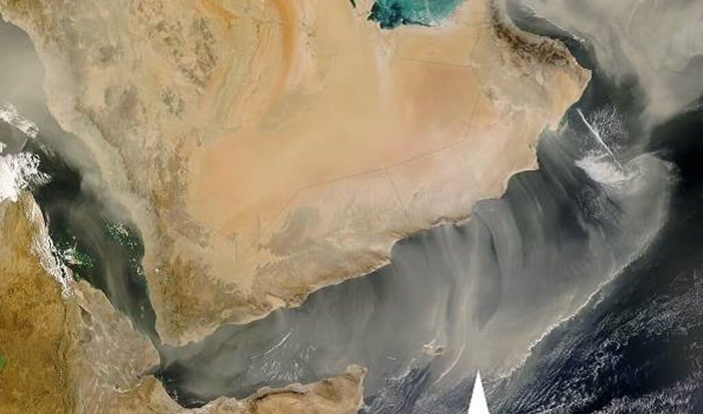 Stofpluimen in het Midden-Oosten. (beeld nasa image courtesy / Jeff Schmaltz, modis rapid response team)