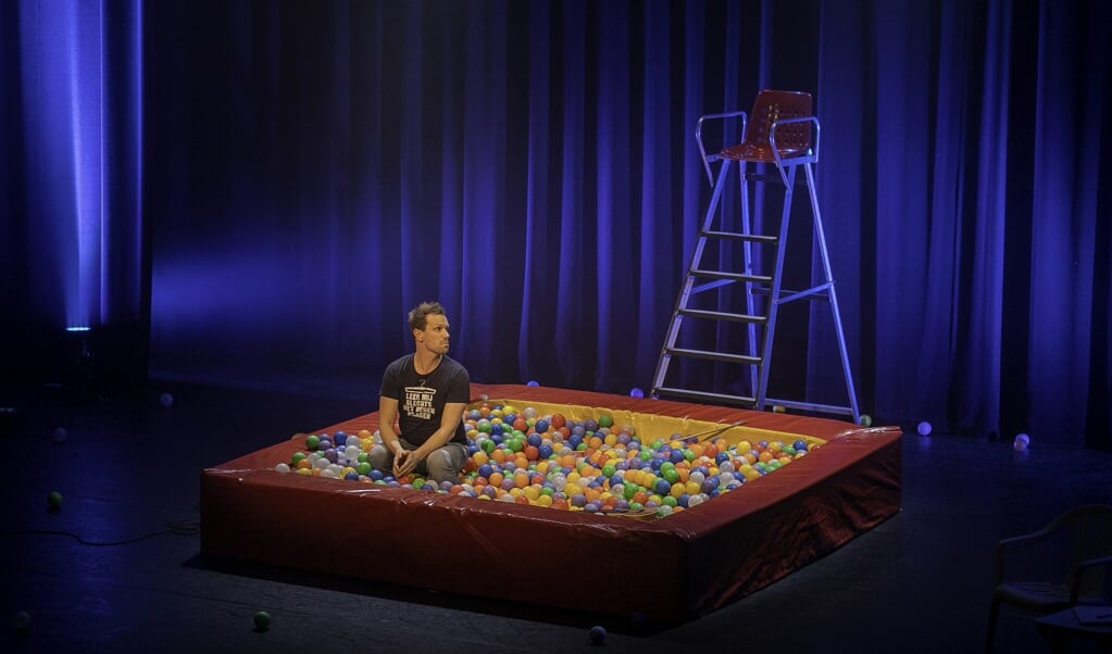Het decor van Verloren vaders is een ballenbad en een hoge badmeesterstoel. (beeld Siebold / Studio Pib)