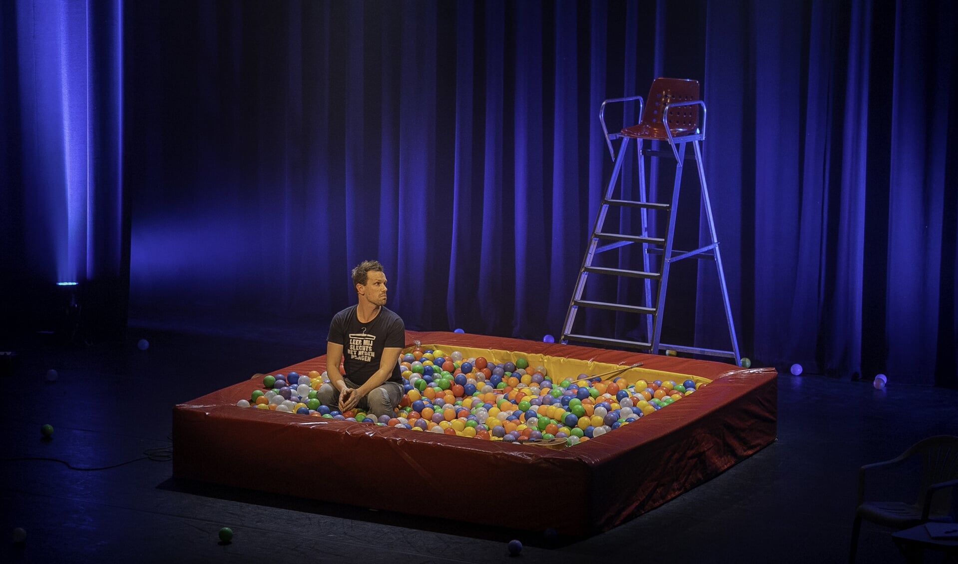 Het decor van Verloren vaders is een ballenbad en een hoge badmeesterstoel. 