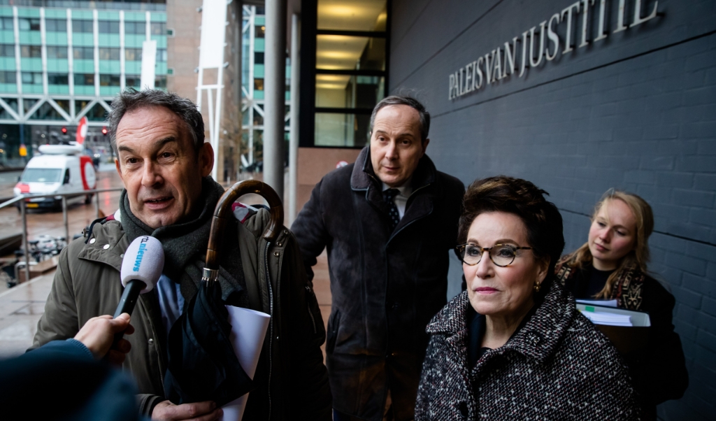 Frans van Laarhoven (links), de broer van Johan, en zijn advocaten Geert-Jan Knoops en Carry Knoops arriveren bij de rechtbank van Den Haag. (beeld anp / Bart Maat)