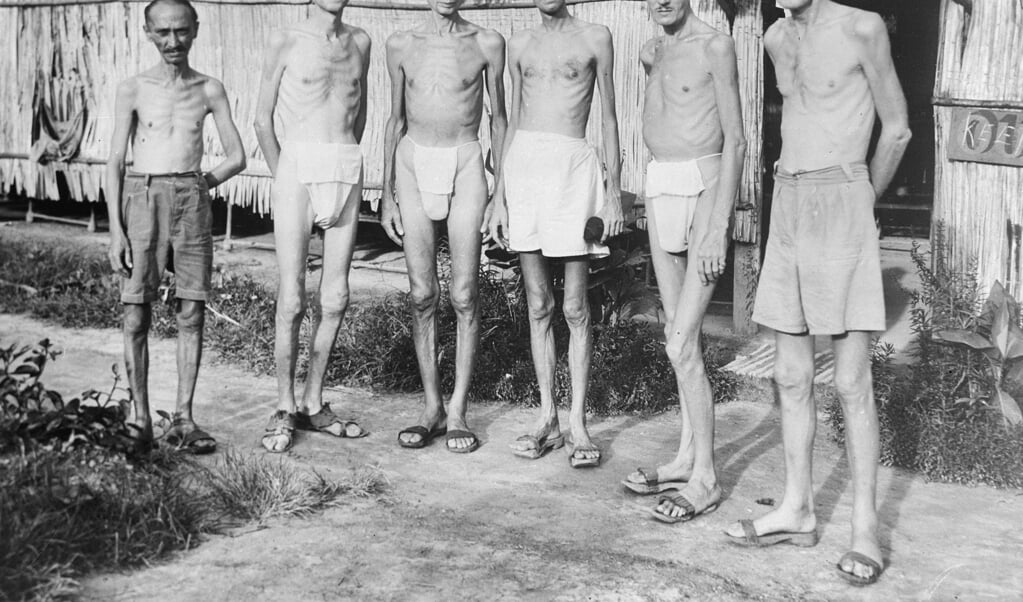 Nederlandse mannen in een Japans interneringskamp in maart 1945. Mede als gevolg van internering was verzet tegen de Japanners erg moeilijk. (beeld Nationaal Archief)