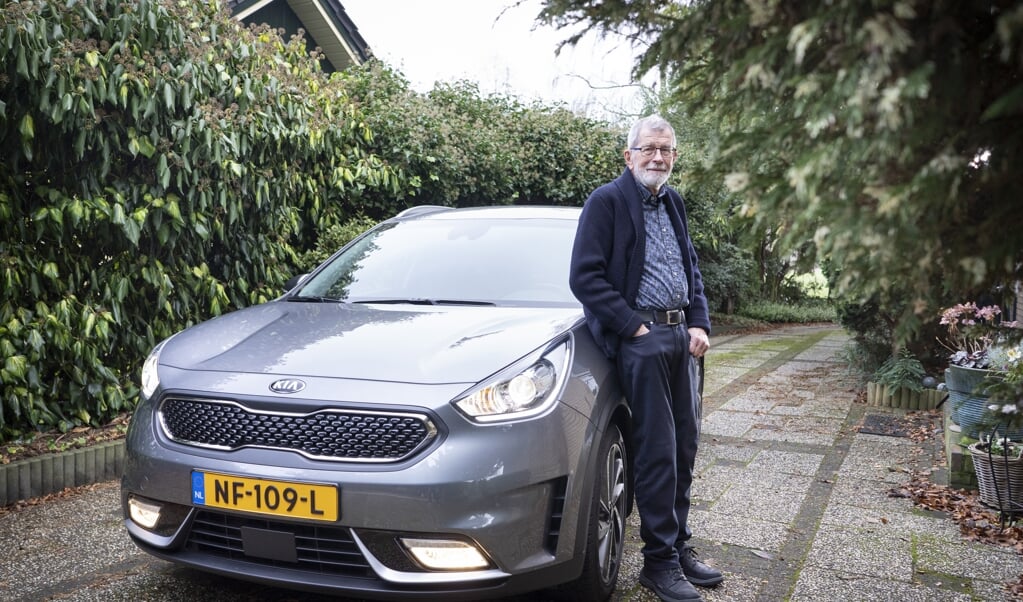Johan Koppe: 'Toen ik in Assen bij Garage Havik - voorheen Wander - de Kia Niro 2017 zag, dacht ik: eigenlijk best een leuk ding.' (beeld Niek Stam)