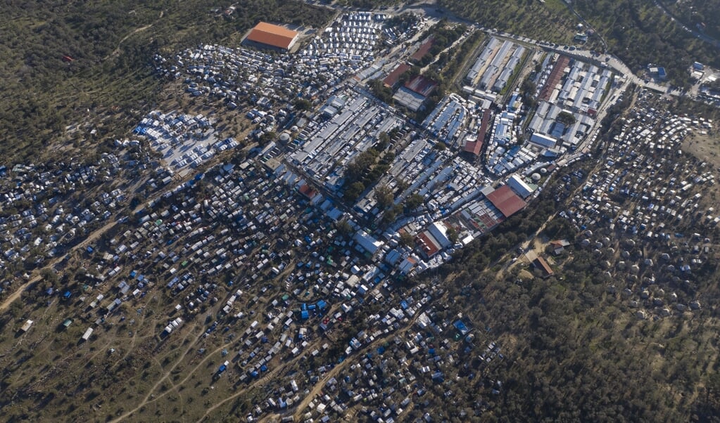 Een luchtopname van het officiële opvangkamp Moria op Lesbos en de provisorische bouwsels eromheen, waar rond de 18.000 migranten bivakkeren. (beeld epa / Dimitris Tosidis)