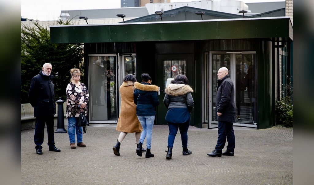 Gedupeerde ouders in de kinderopvangtoeslagaffaire komen aan bij De Broodfabriek voor een gesprek met premier Rutte en minister Hoekstra (Financiën). Te lang stond de overheid op grote afstand van de burger. (beeld anp / Sem van der Wal)