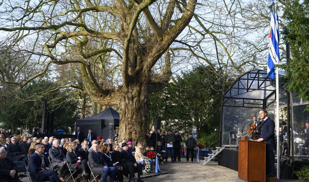 Minister President Mark Rutte houdt een toespraak bij het Spiegelmonument Nooit meer Auschwitz tijdens de Nationale Holocaust Herdenking. (beeld anp / Evert Elzinga)