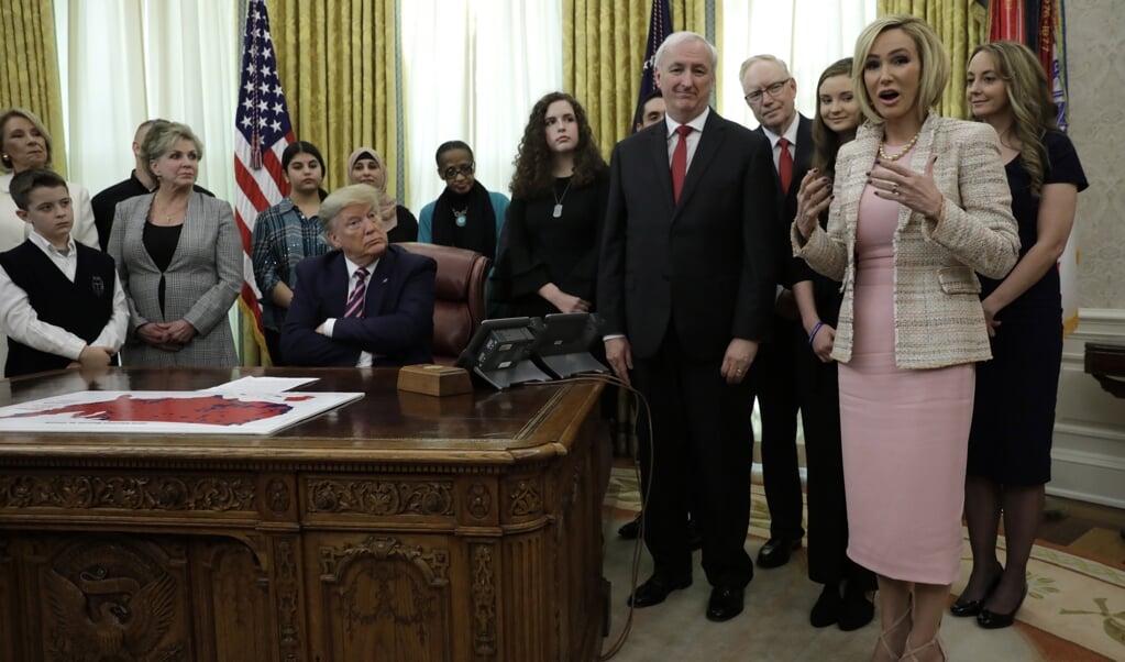 Op 16 januari luisterde president Trump in de Oval Office ongeduldig naar tv-pastor Paula White bij de presentatie van de Guidance on Constitutional Prayer in Public Schools. epa/Yuri Gripas (beeld Epa/yuri Gripas / Pool)