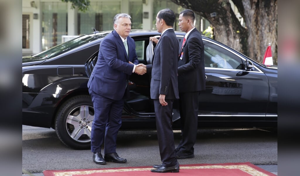 De Hongaarse premier Viktor Orbán (links) wordt begroet door de Indonesische president Joko Widodo. (beeld epa / Adi Weda)