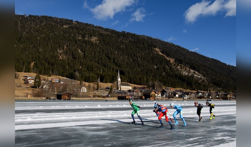 TECHENDORF - Frank Vreugdenhill (groene pak) in actie op de Weissensee tijdens de Alternatieve Elfstedentocht. ANP VINCENT RIEMERSMA (beeld anp / Vincent Riemersma)
