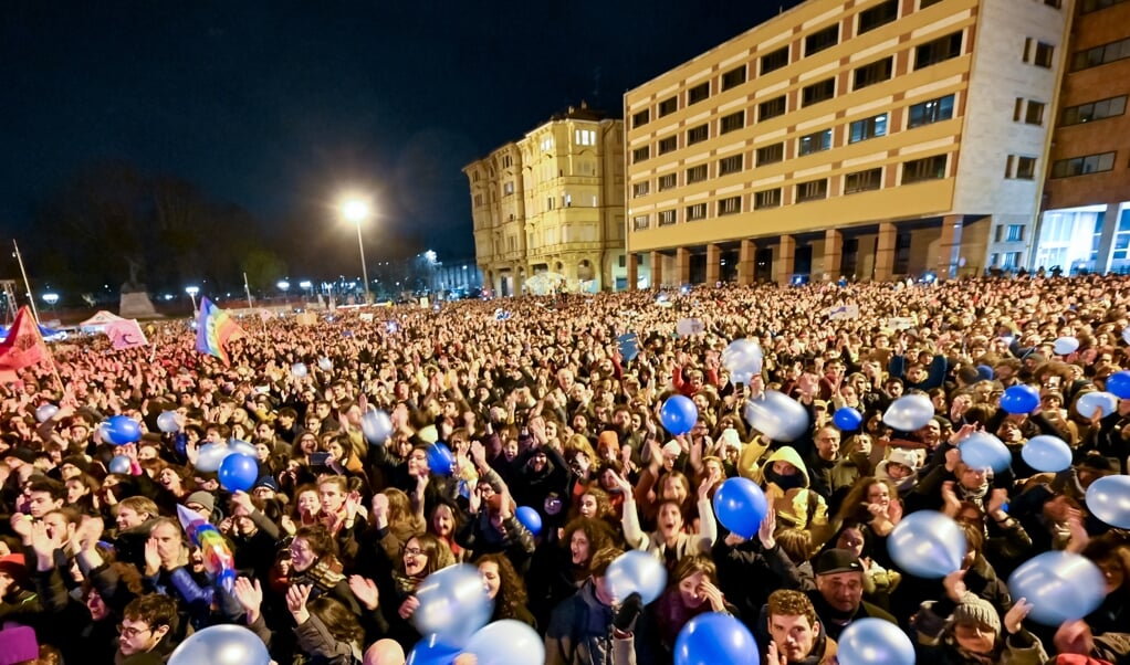Naar schatting veertigduizend 'Sardientjes' kwamen zondag bijeen op het Piazza VIII Agosto in Bologna. 'We moeten laten zien dat er een alternatief is.' (beeld afp / Andreas Solaro)