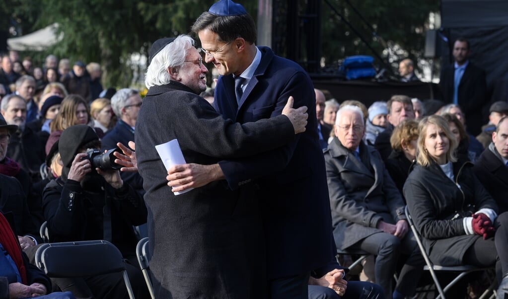 Minister-president Mark Rutte bij het Spiegelmonument Nooit meer Auschwitz, waar hij de excuses uitsprak. (beeld anp / Evert Elzinga)