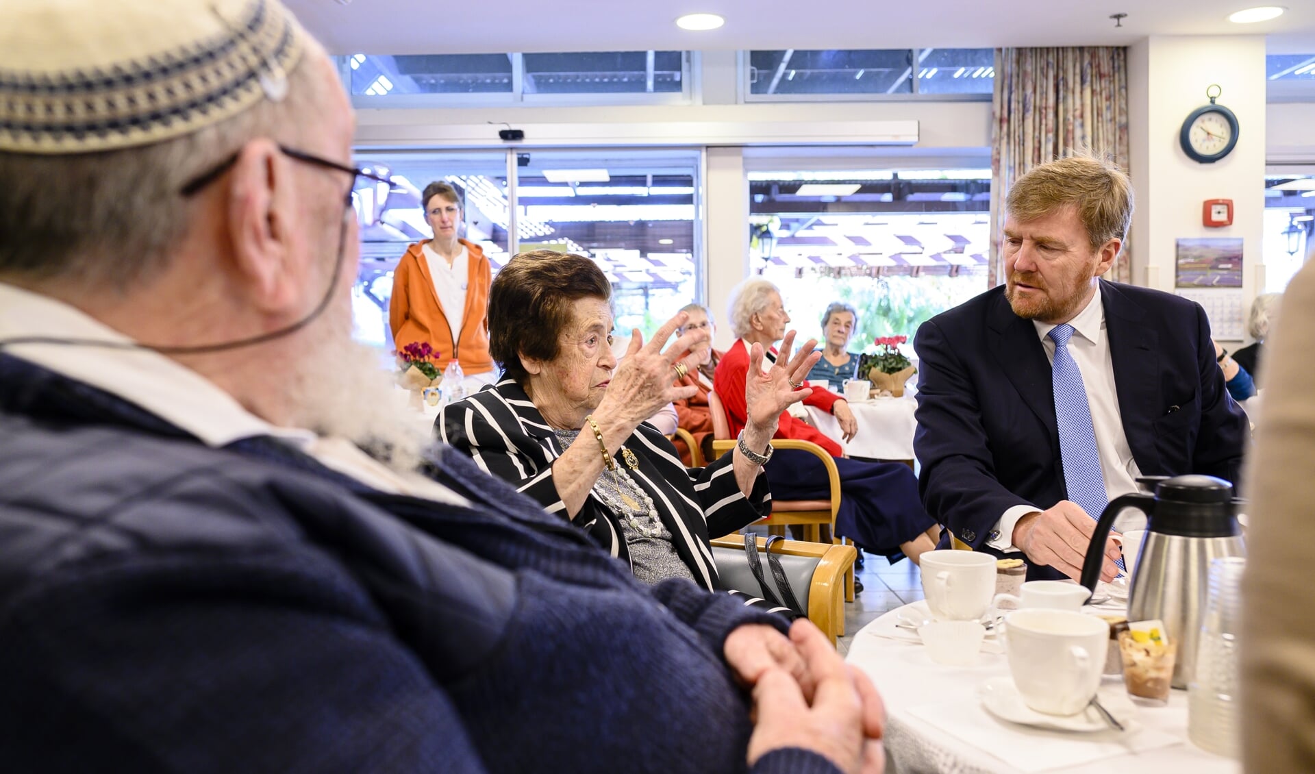 Koning Willem-Alexander luistert naar Annie Hollander, een overlevende van de Holocaust, tijdens een rondleiding door verzorgingshuis Beth Juliana in Israël. 