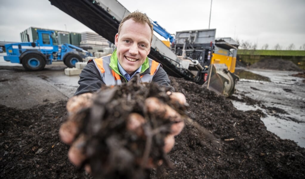 Jasper ten Berge van het bedrijf Bij de oorsprong met bokashi in zijn handen. (beeld Jeroen Jumelet)